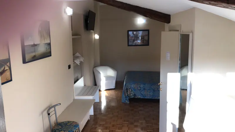 Camera mansardata con terrazzo