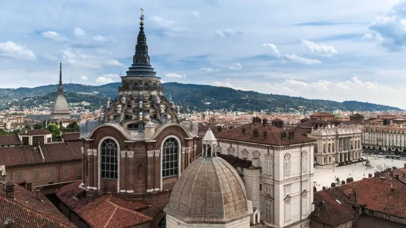 La cupola della Cappella della Sindone e i tetti di Torino